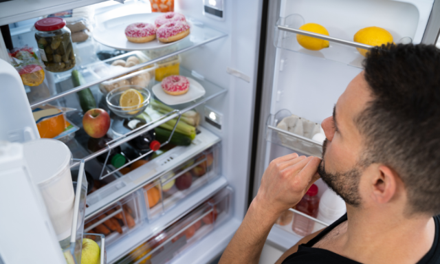 Jak překonat noční hlad a nevybílit ledničku