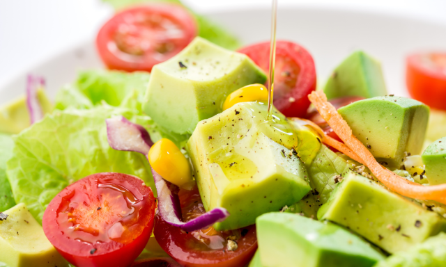 Osvěžující salát s avokádem pro zdravé hubnutí